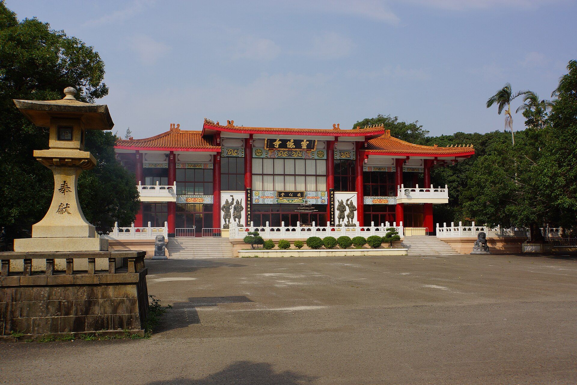 新竹靈隱寺大殿與庭院