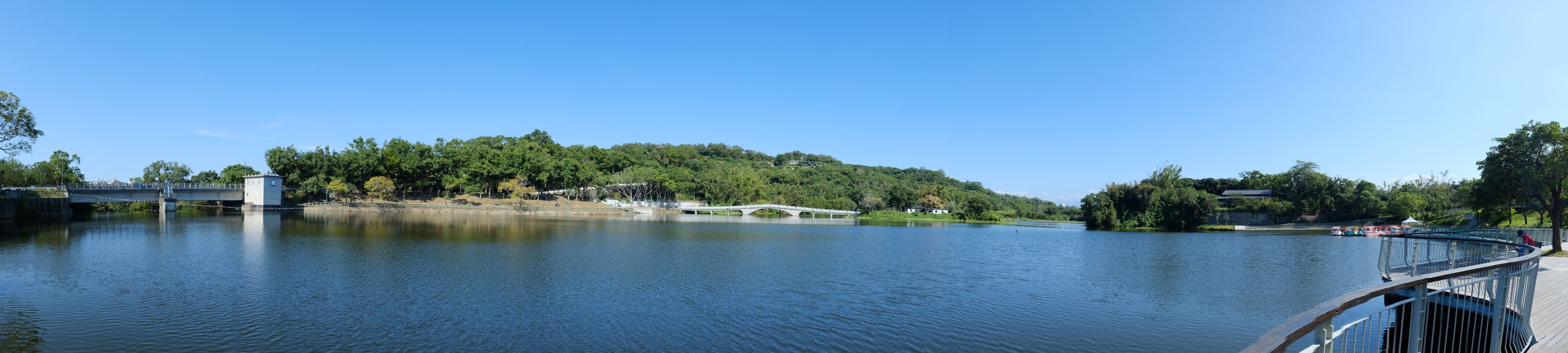 青草湖湖面、映月橋與水域遊憩中心全景